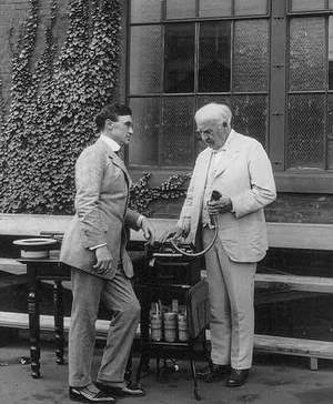 Edwin C. Barnes (izquierda) and Thomas Edison mirando un Ediphone en las afueras del complejo de laboratorios de Edison de West Orange en in Nueva Jersey.