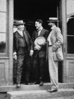 Edison contando historias divertidas a Edwin Barnes (centro) y Nelson Durandt (derecha)
